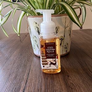 Bath & Body Works Iced Cinnamon Rolls Foaming Hand Soap